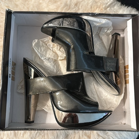 Jessica Simpson chrome platform sling back shoes. - Picture 8 of 8
